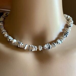 𝅺VINTAGE splattered black & white bead necklace